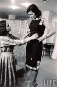 יעל דיין מדגמנת שמלת משכית בשנות ה-60 צילום ארכיון באדיבות שנקר_resize